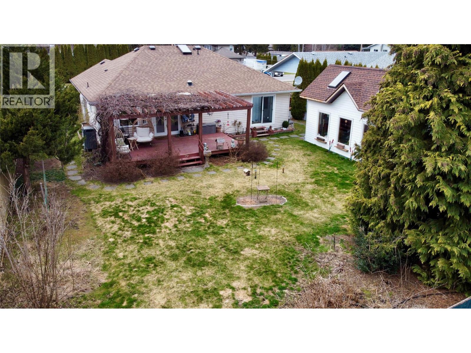 421 Oak Avenue, Sicamous