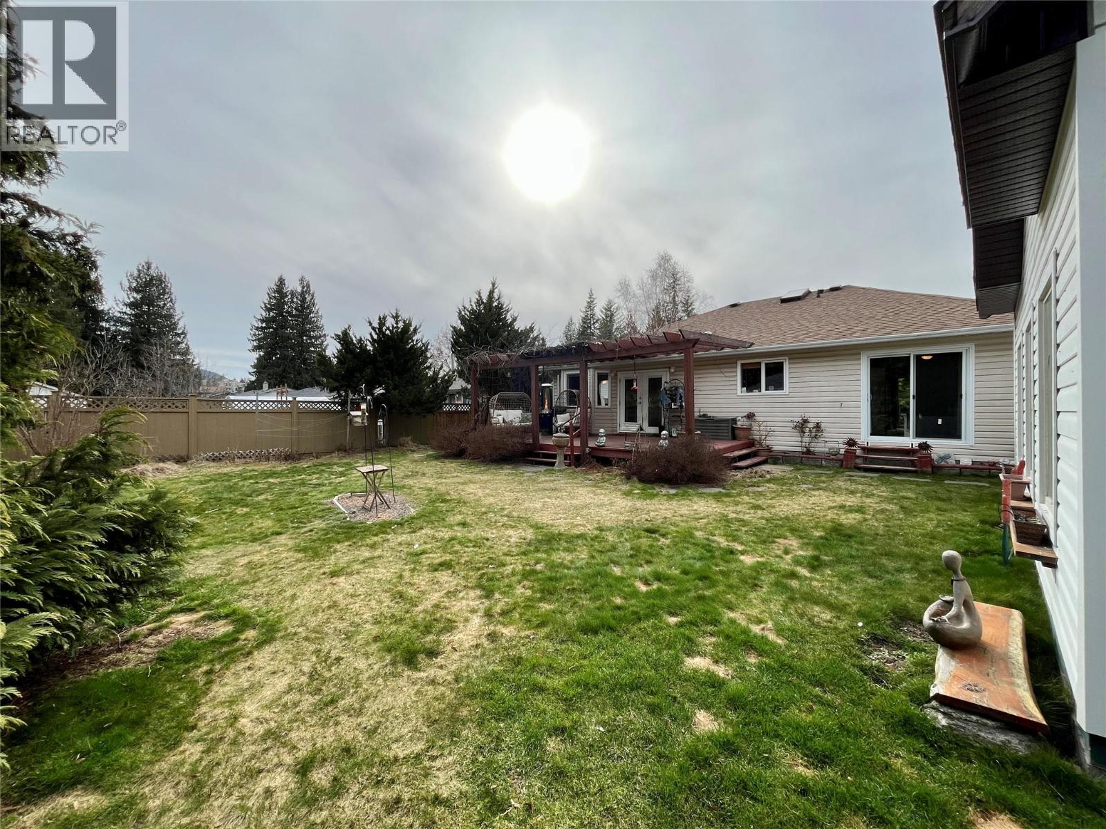 421 Oak Avenue, Sicamous