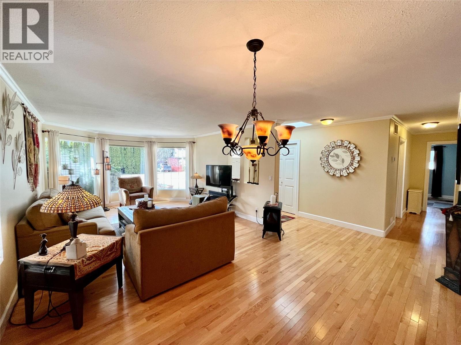 421 Oak Avenue, Sicamous