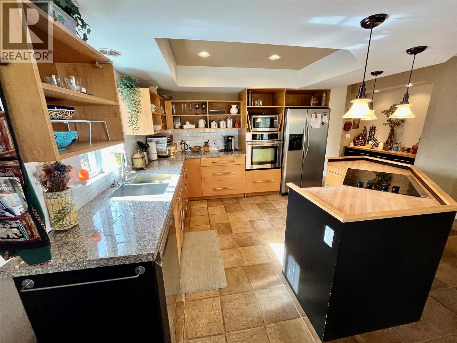 421 Oak Avenue, Sicamous