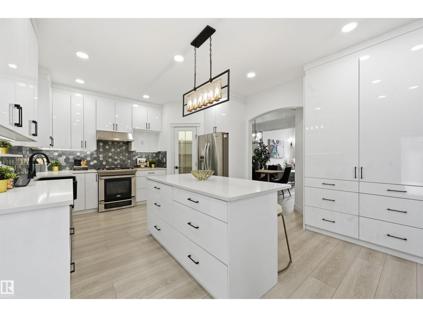 926 THOMPSON PL NW, Edmonton