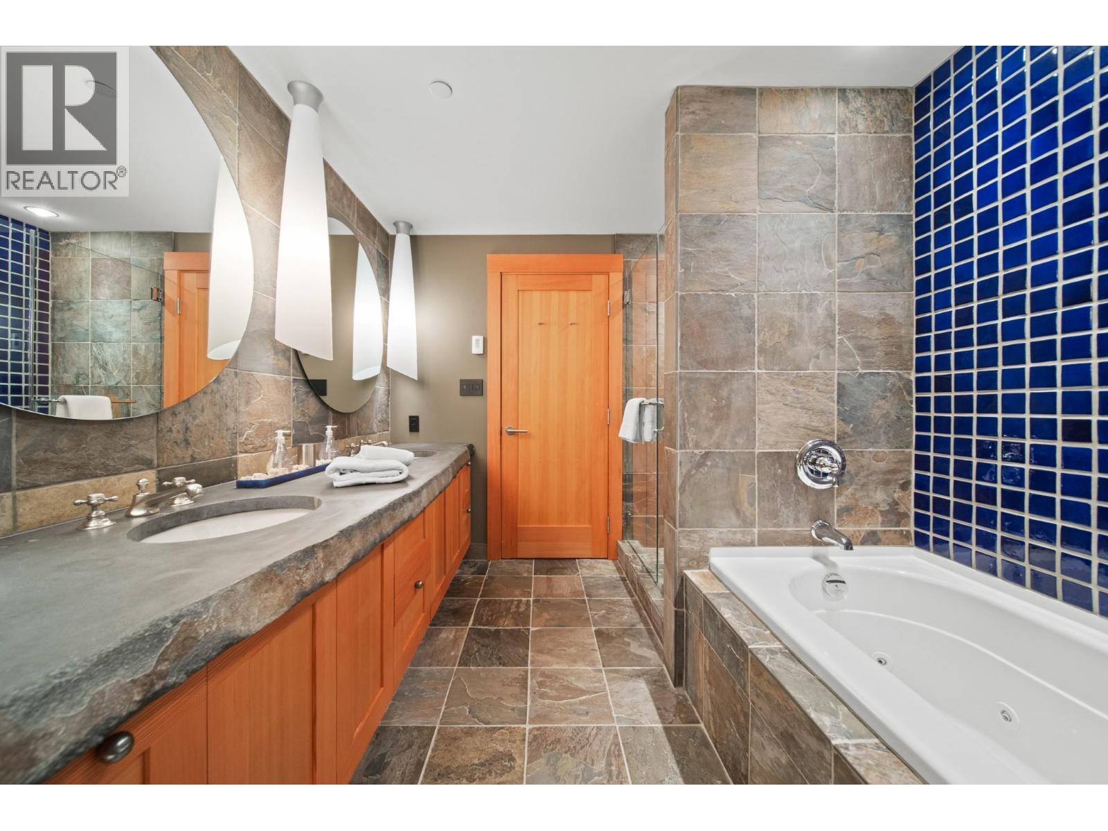 614 2202 GONDOLA WAY, Whistler