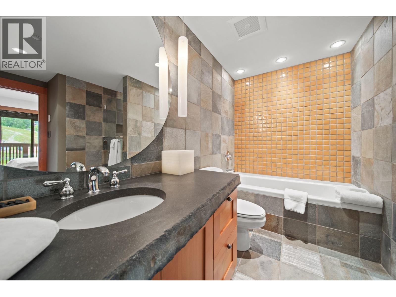 614 2202 GONDOLA WAY, Whistler