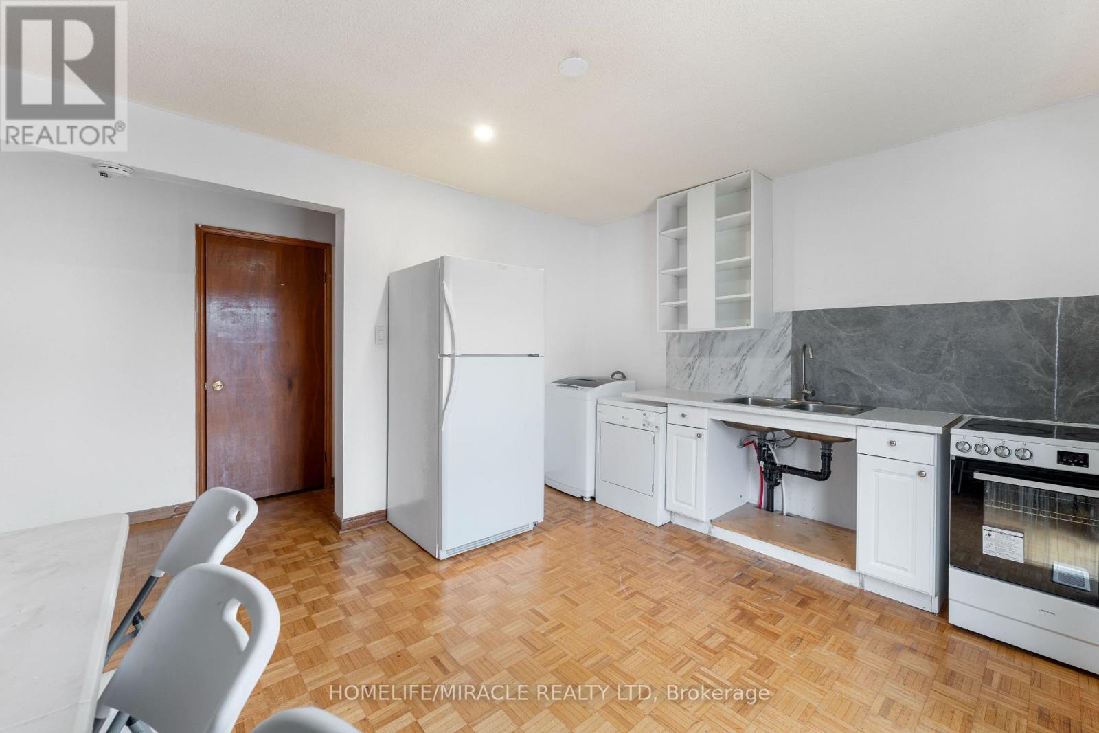 4 GREENDOWNS DRIVE - 19