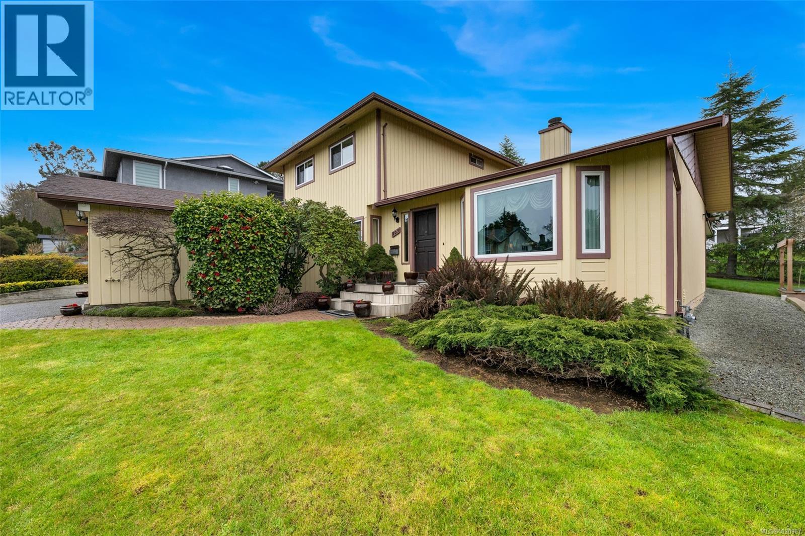 803 Kimberly Pl, Saanich