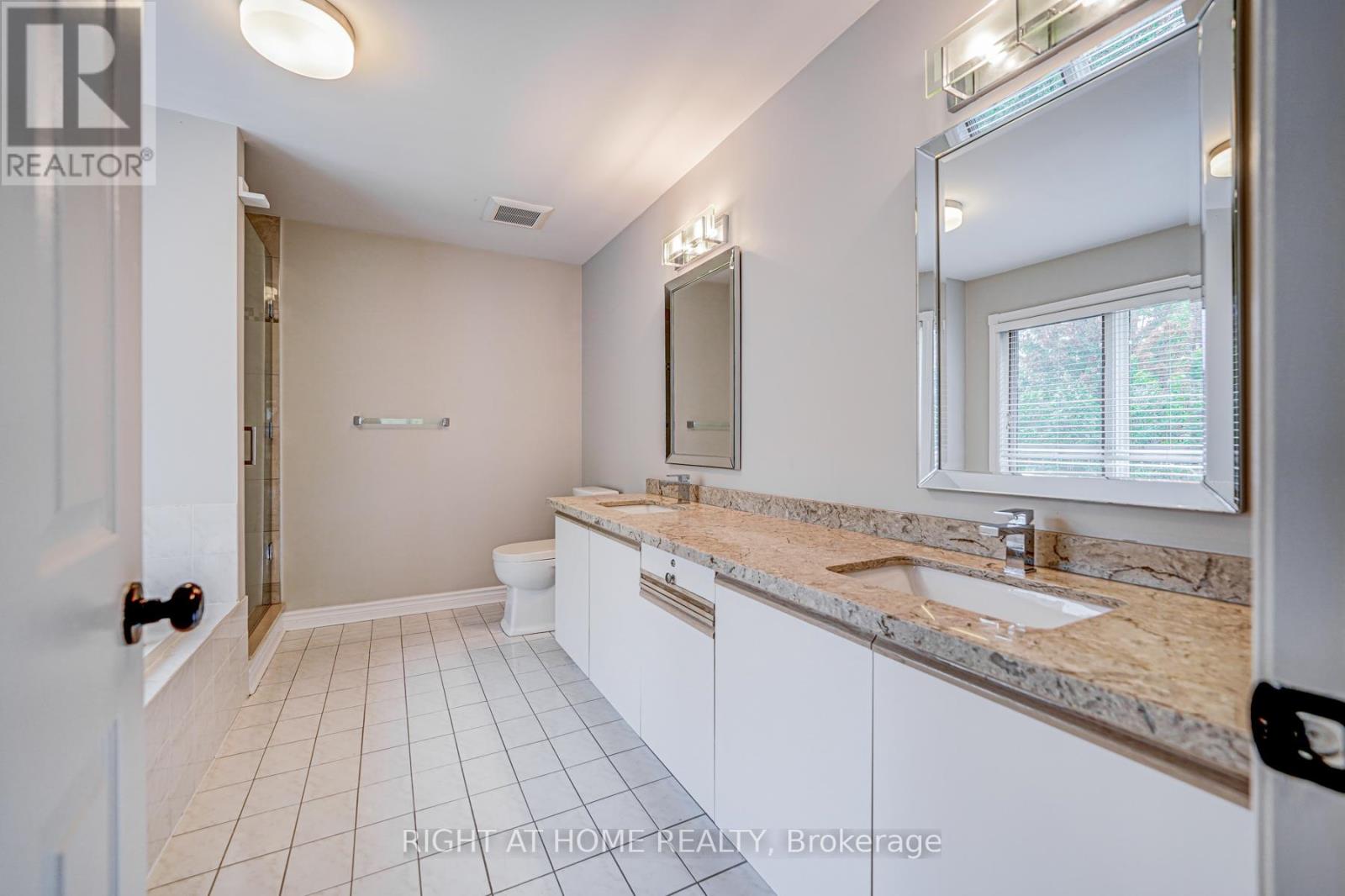 Large 5-pc ensuite bathroom
