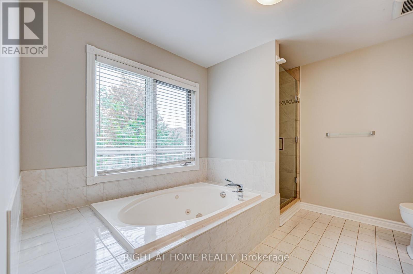 Large 5-pc ensuite bathroom
