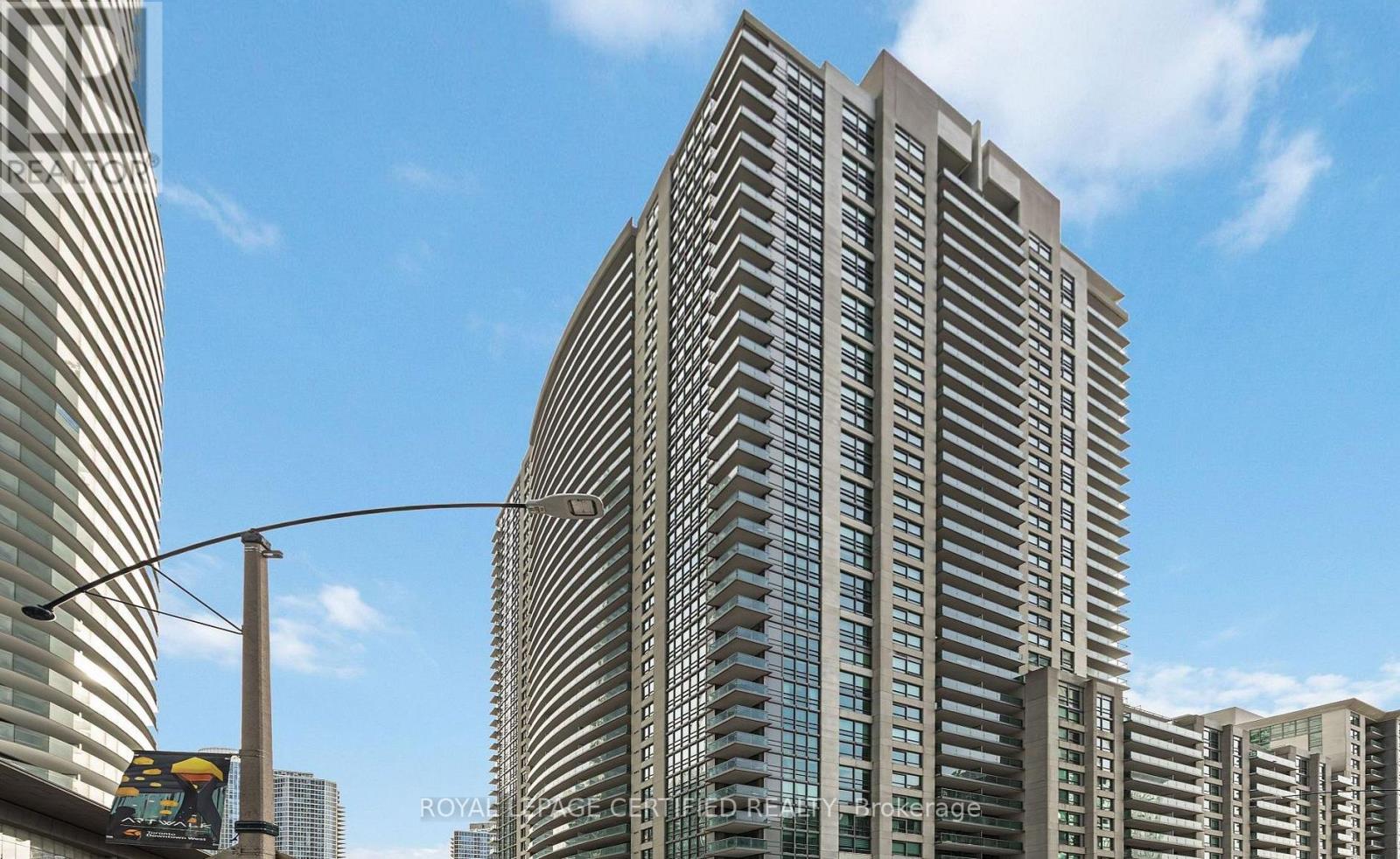 2915 - 19 GRAND TRUNK CRESCENT