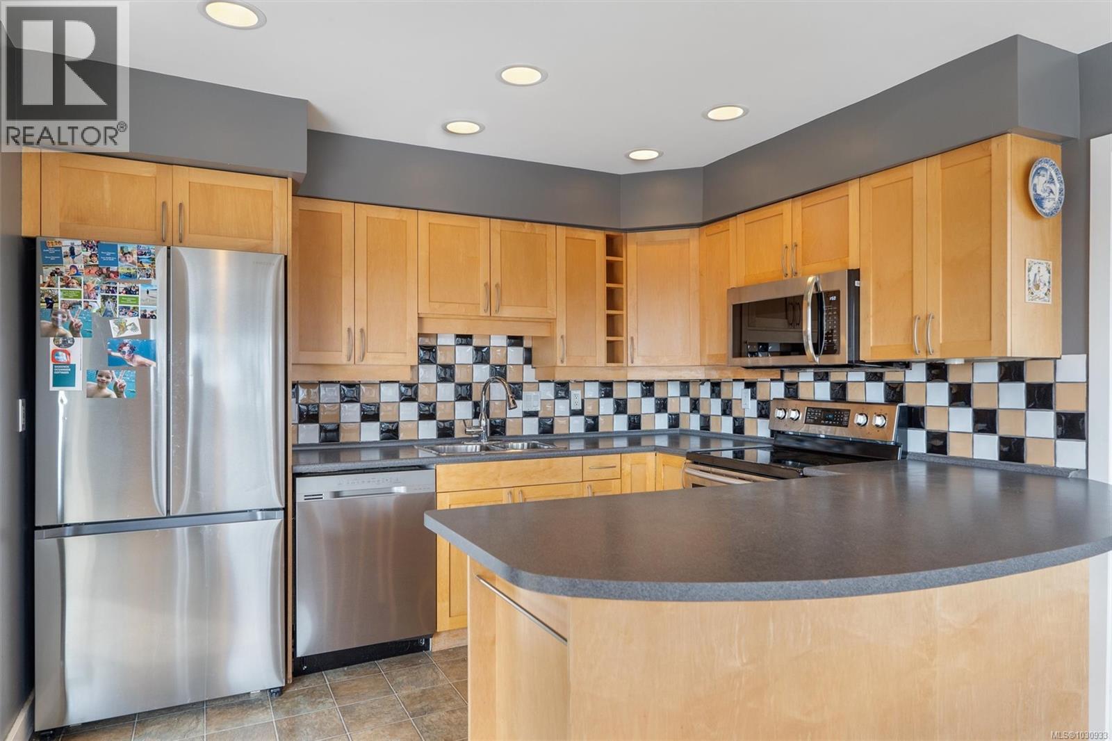 890 DENFORD CRES - 26