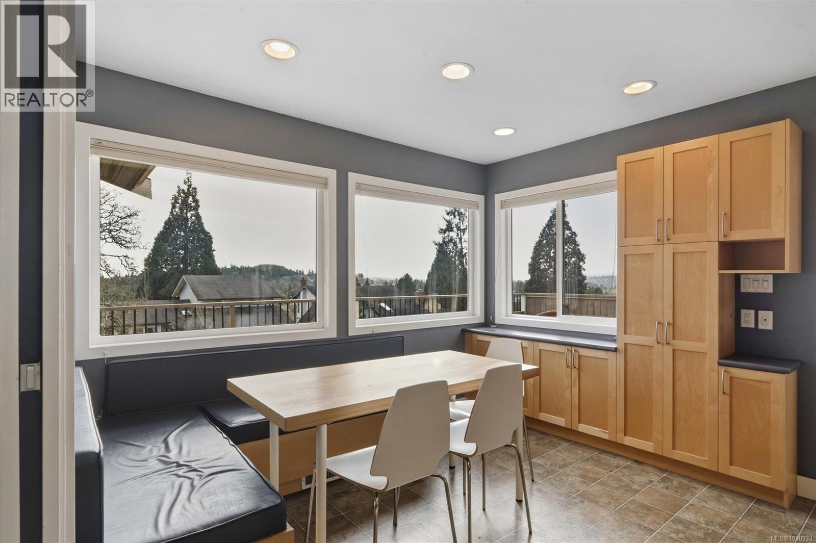 890 DENFORD CRES - 23