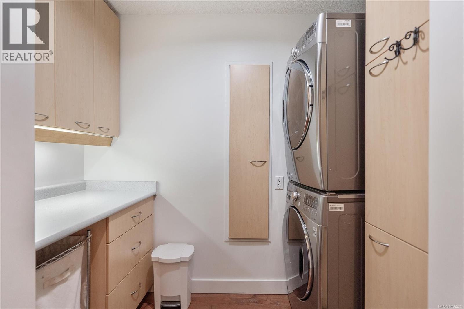 890 DENFORD CRES - 35