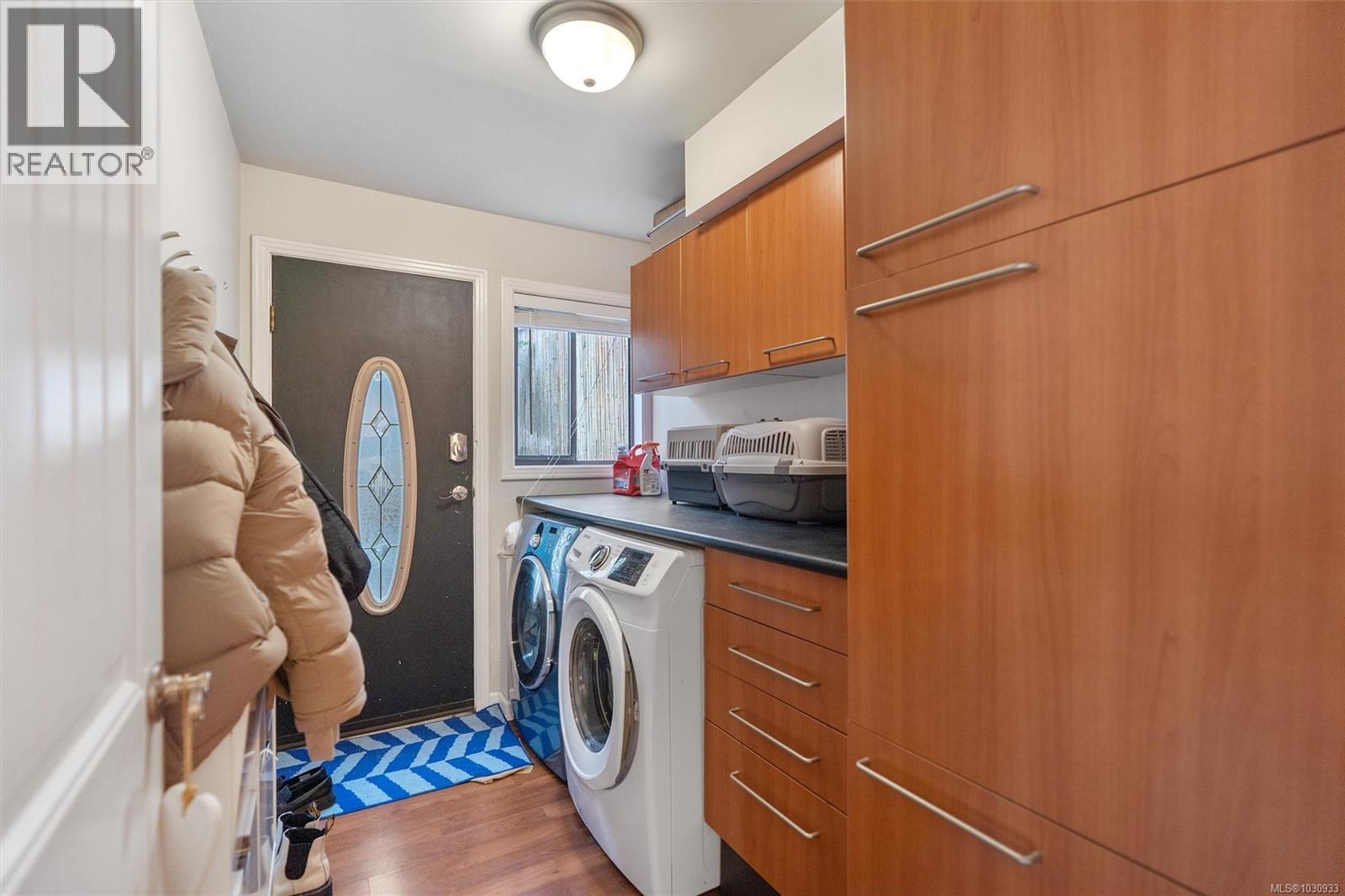 890 DENFORD CRES - 43