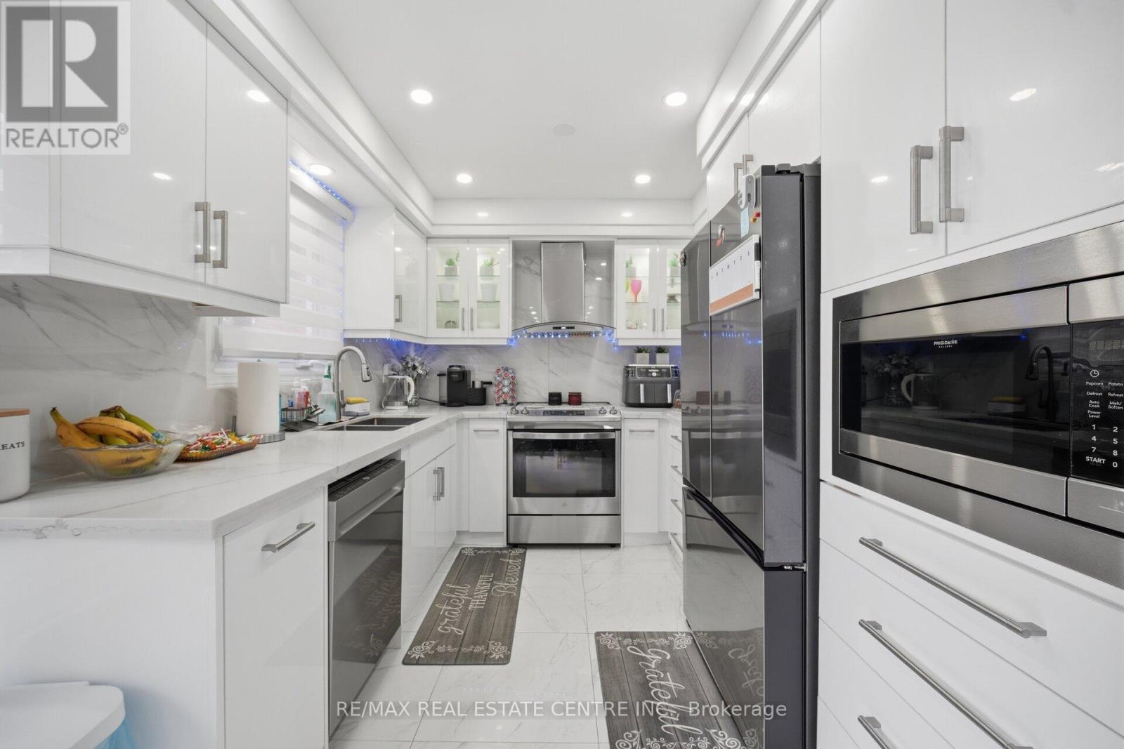 98 CASSANDER CRESCENT - 21