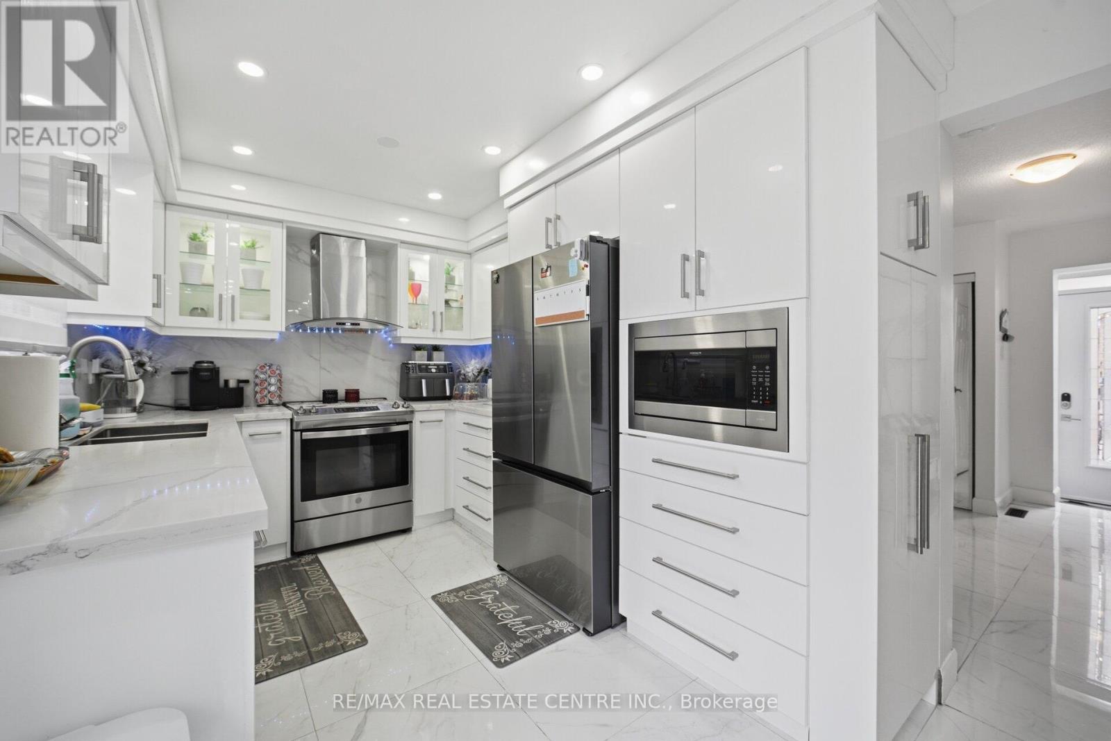98 CASSANDER CRESCENT - 22