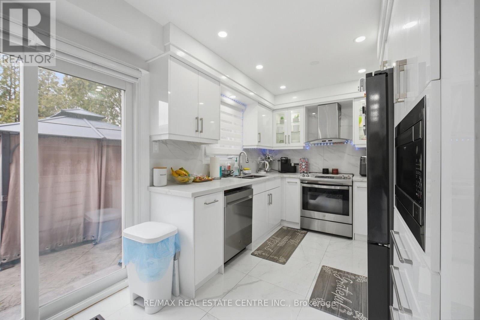 98 CASSANDER CRESCENT - 24