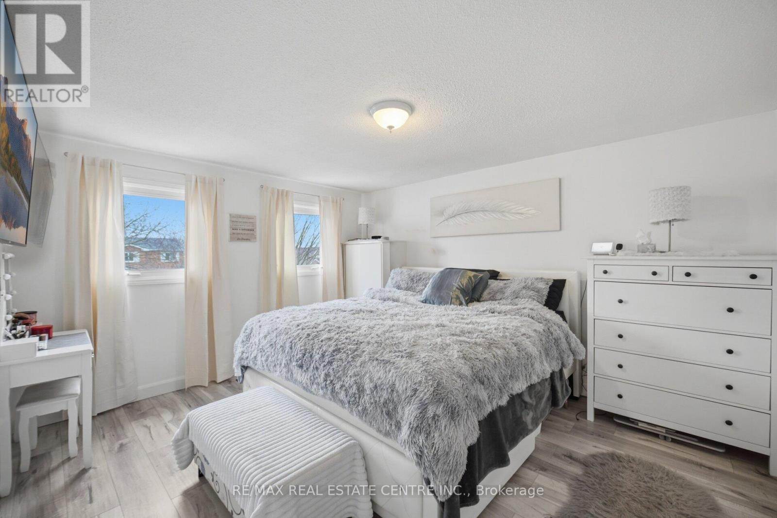 98 CASSANDER CRESCENT - 32