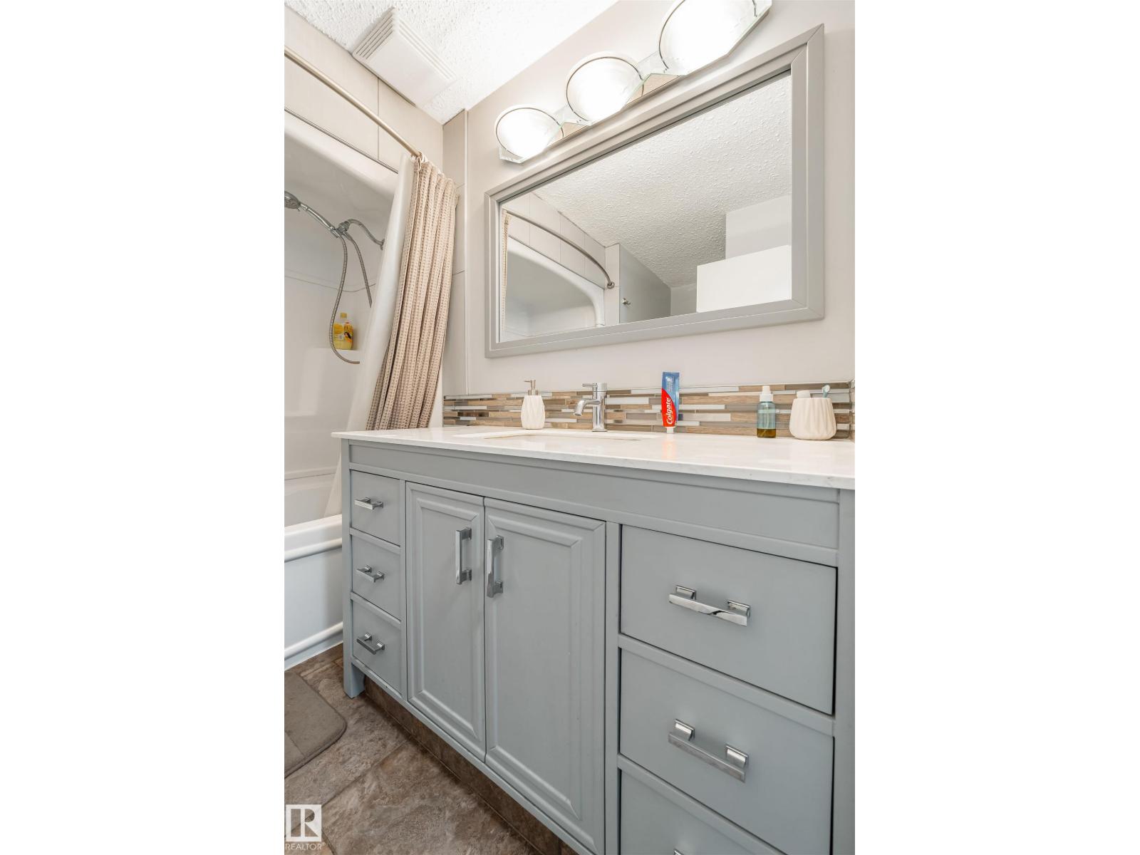 2437 89 ST NW, Edmonton