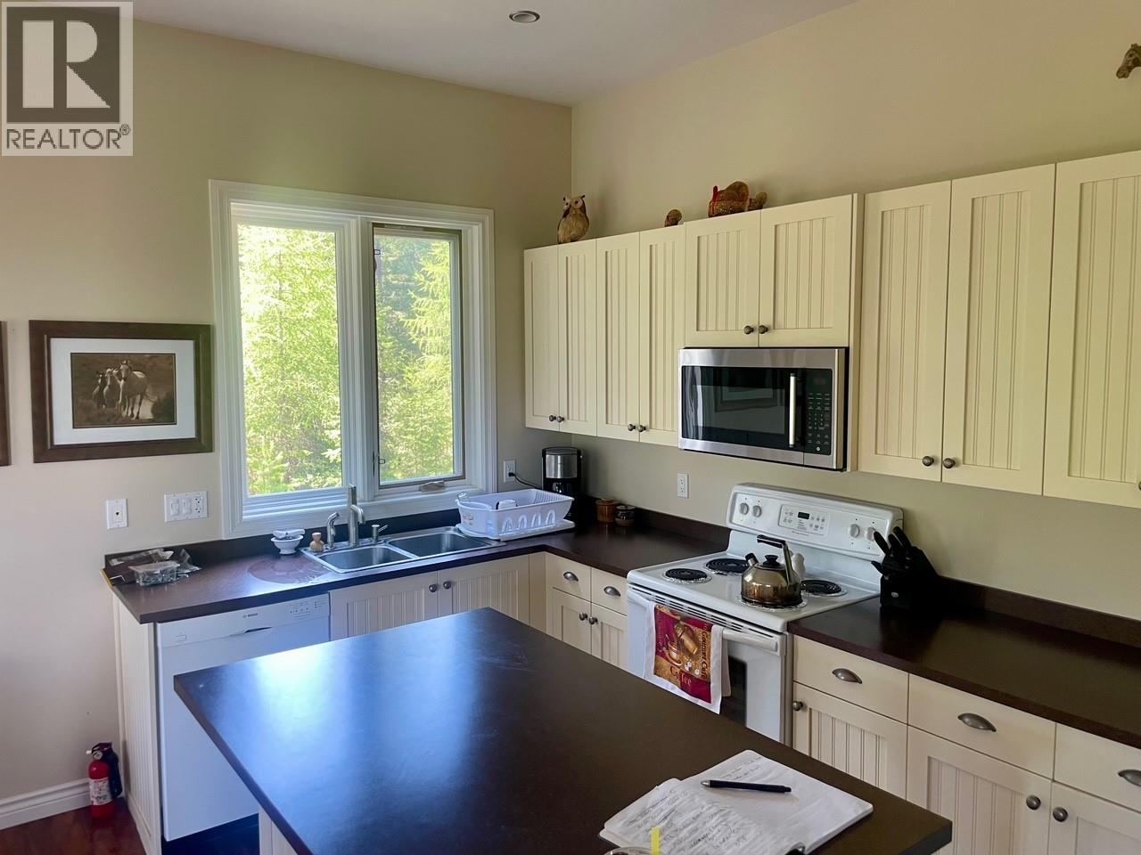 1475 COURTENAY BROWN Road, Rock Creek