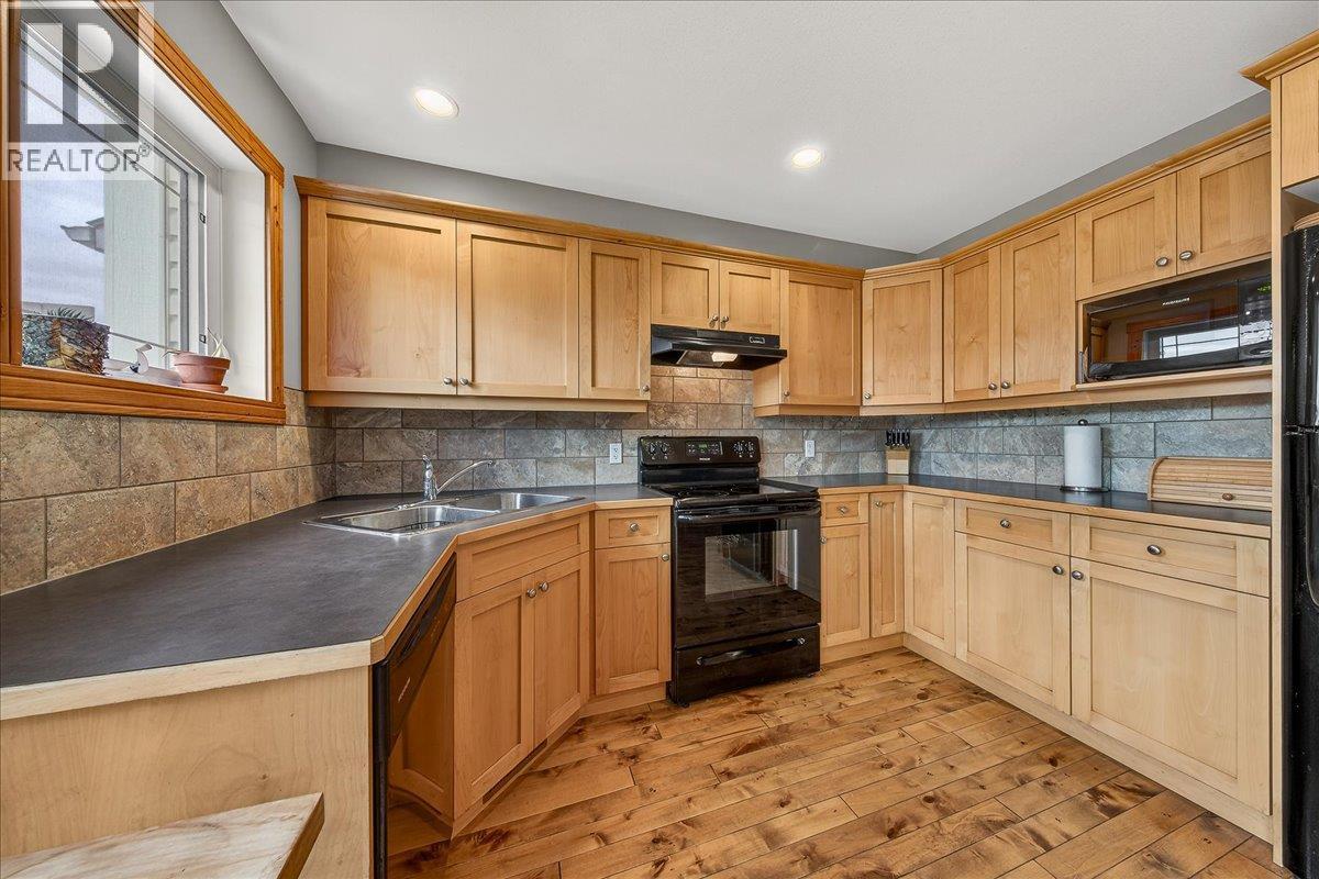  803 10th Avenue, Invermere