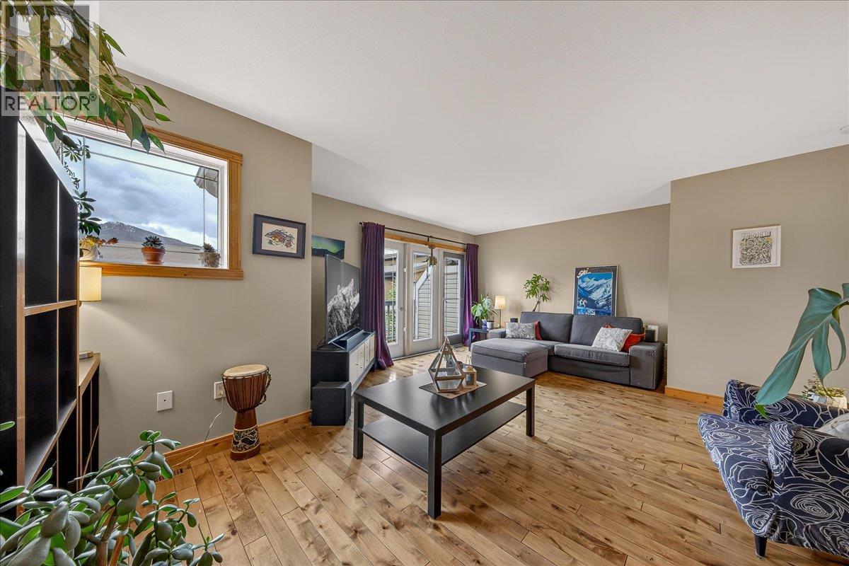  803 10th Avenue, Invermere