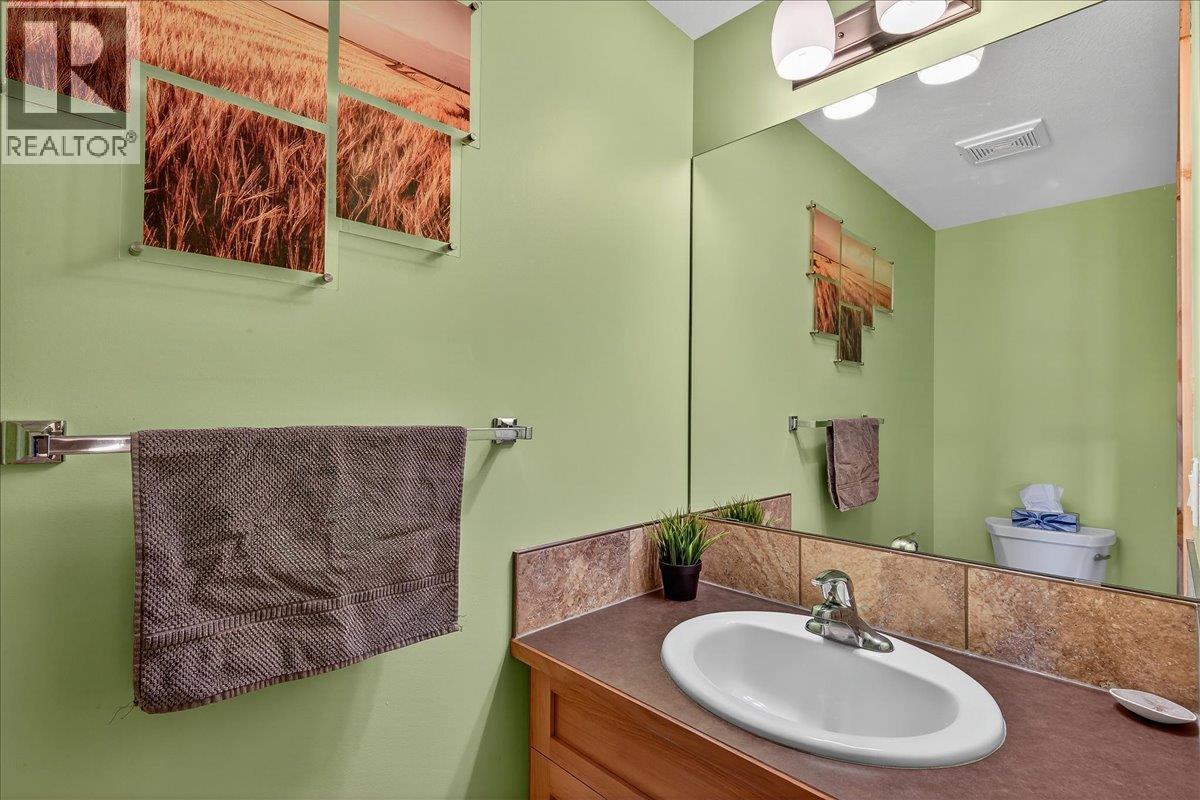  803 10th Avenue, Invermere