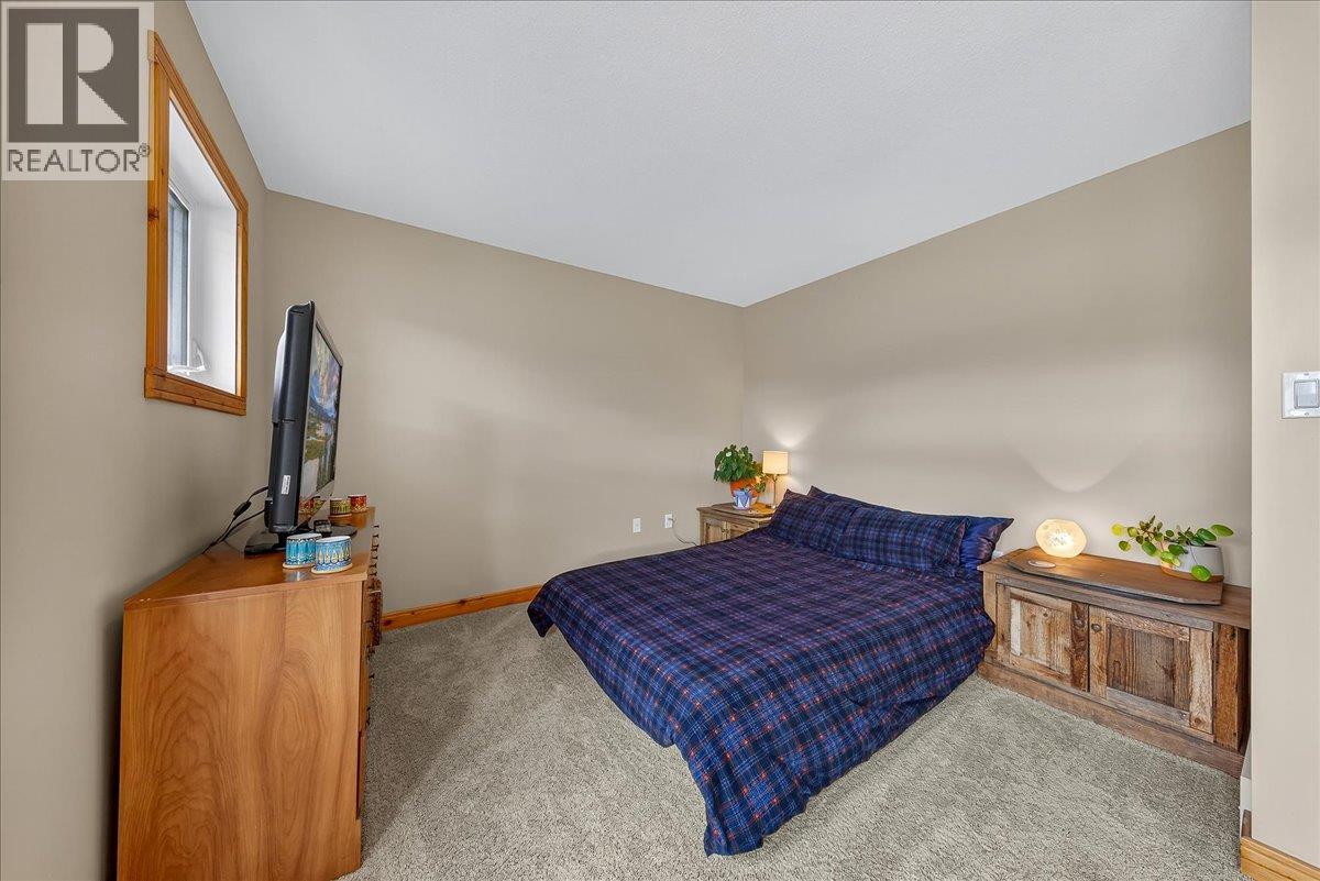  803 10th Avenue, Invermere