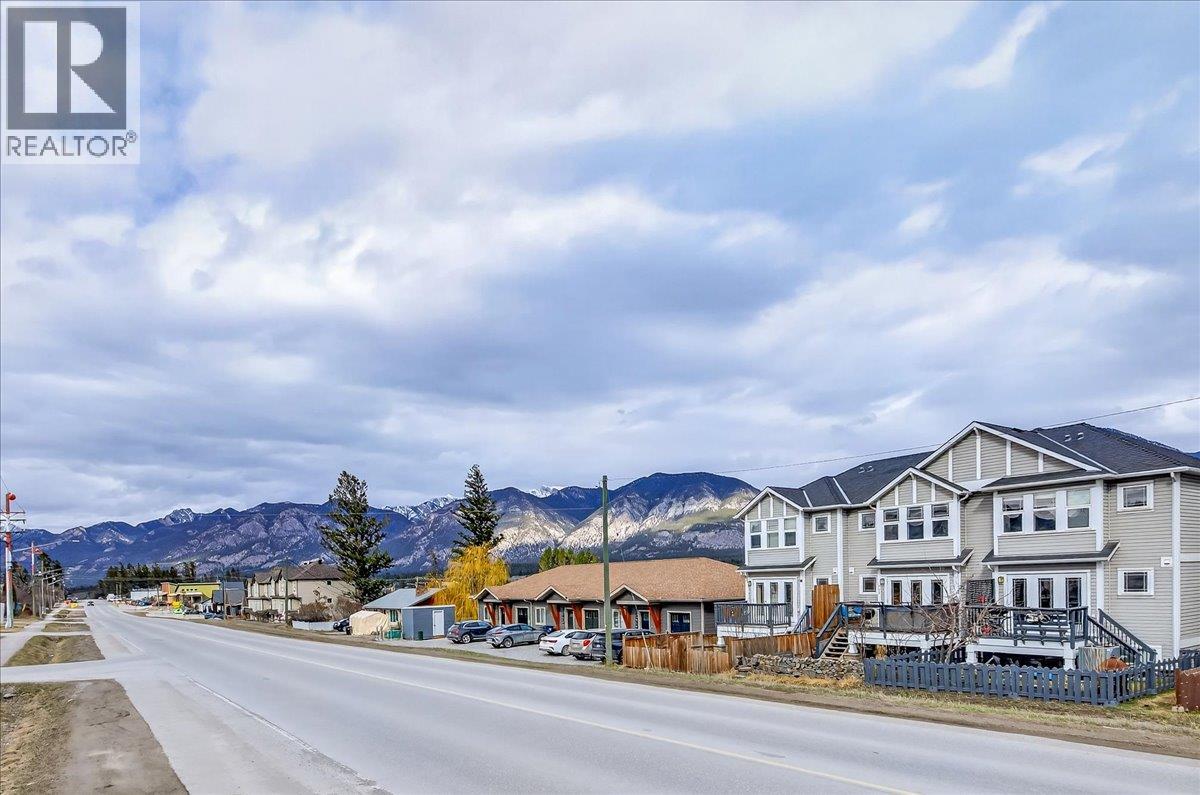  803 10th Avenue, Invermere