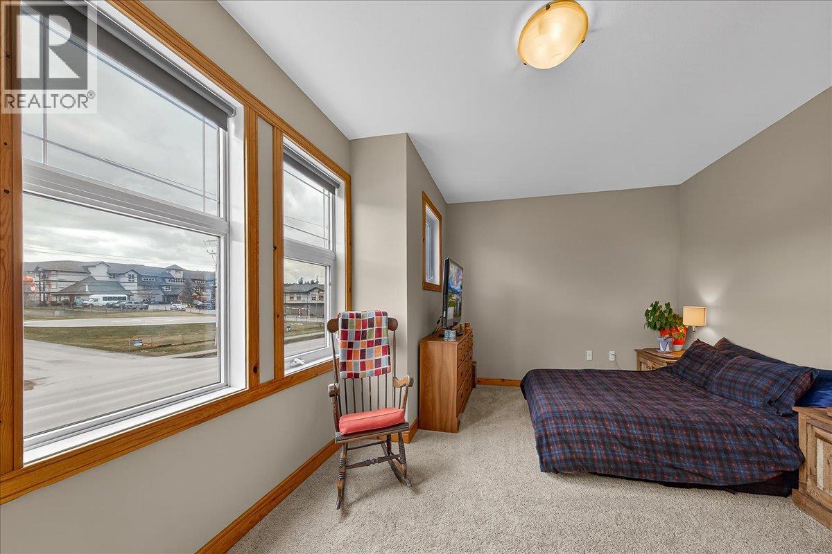  803 10th Avenue, Invermere