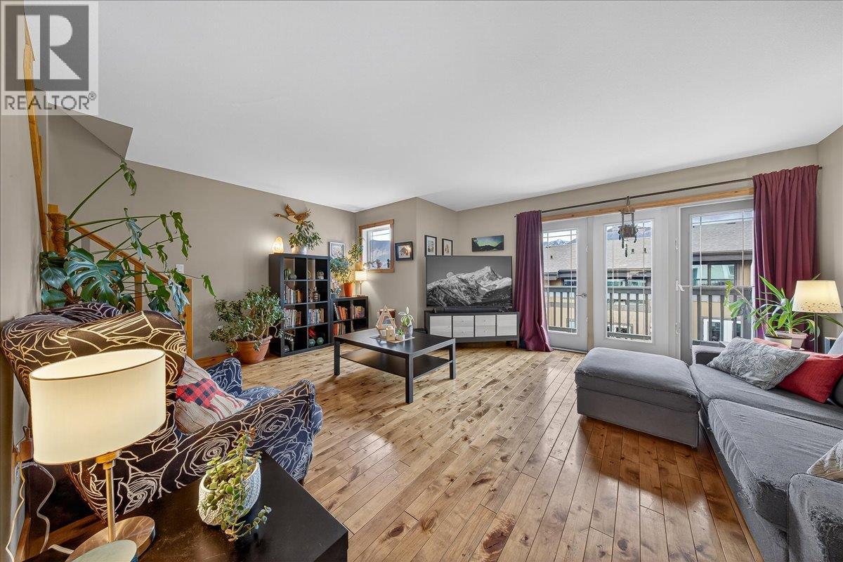  803 10th Avenue, Invermere