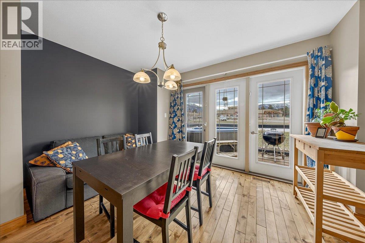  803 10th Avenue, Invermere