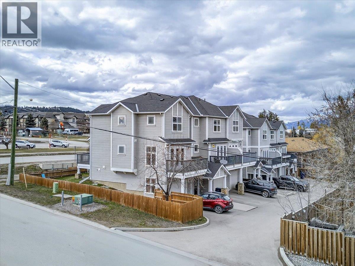  803 10th Avenue, Invermere
