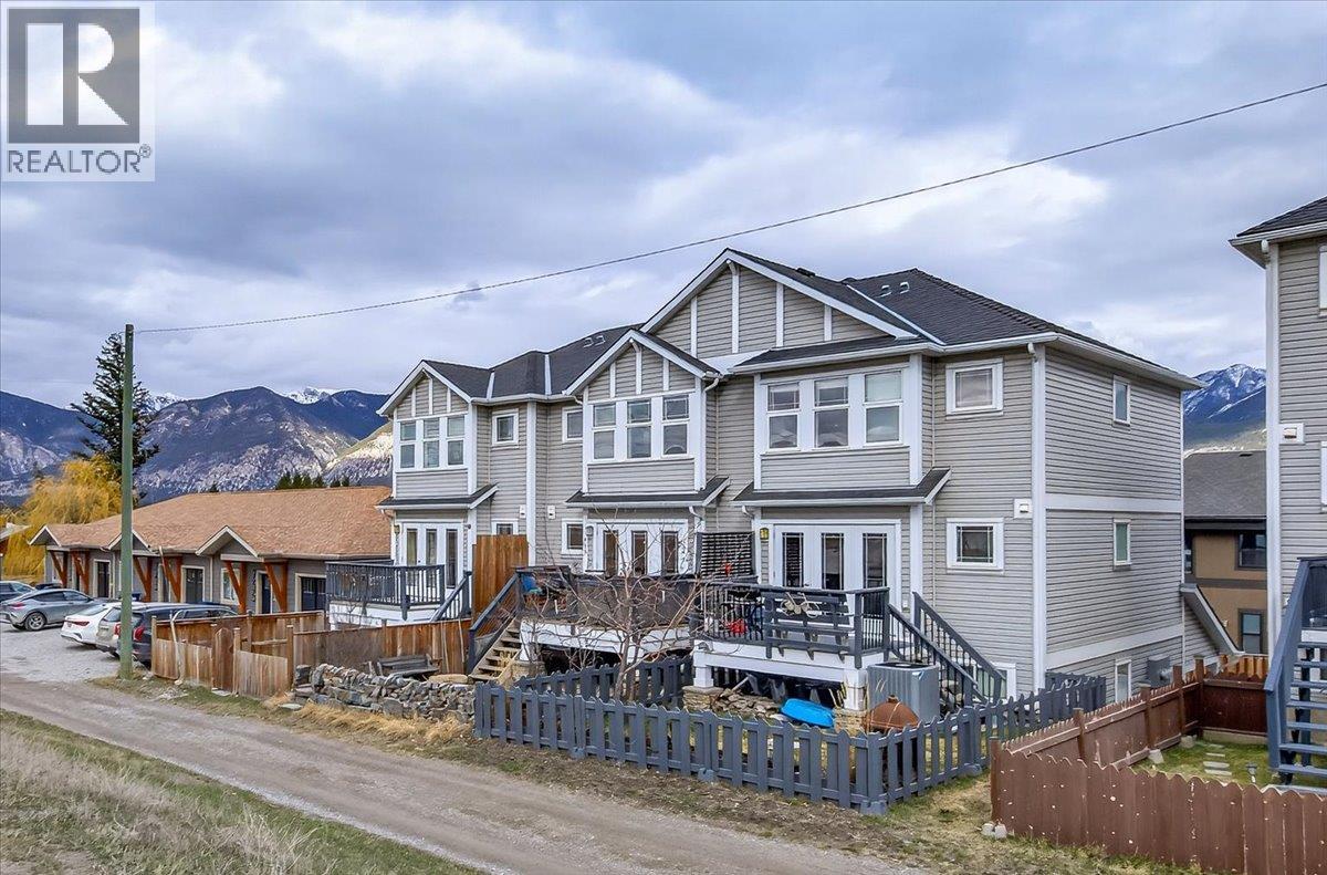  803 10th Avenue, Invermere