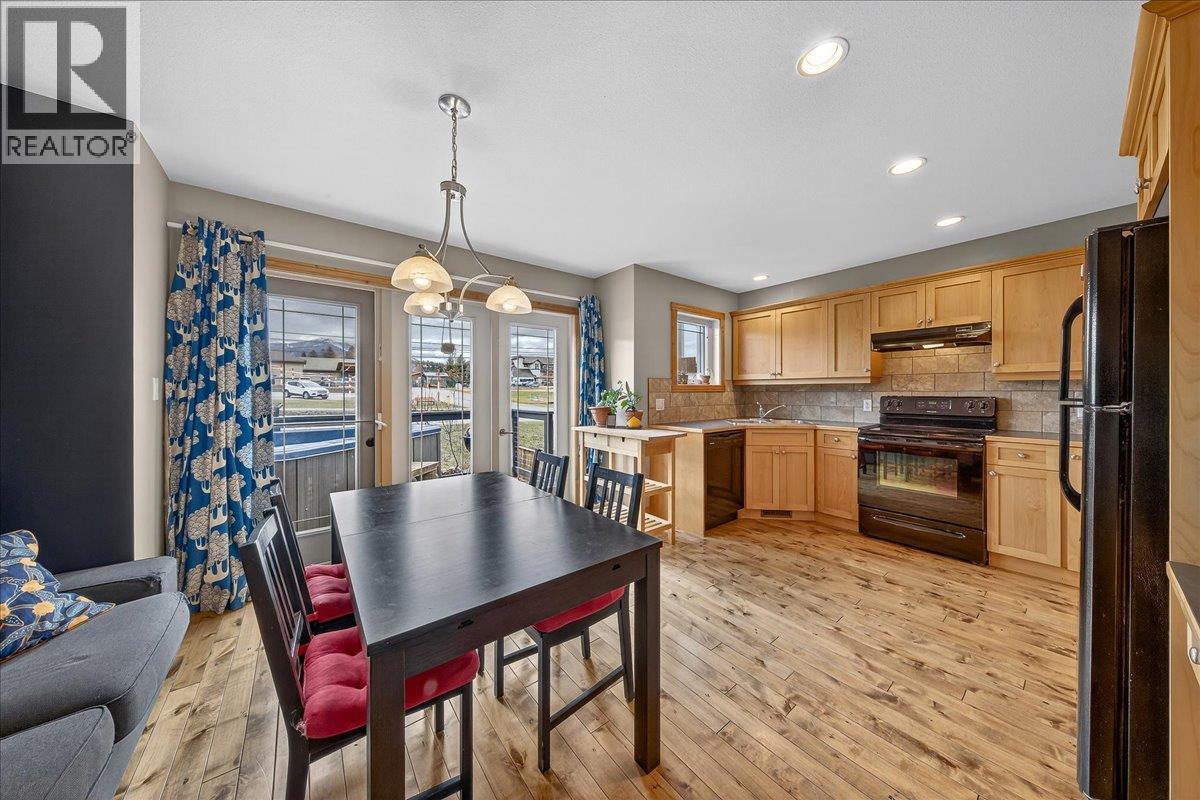  803 10th Avenue, Invermere