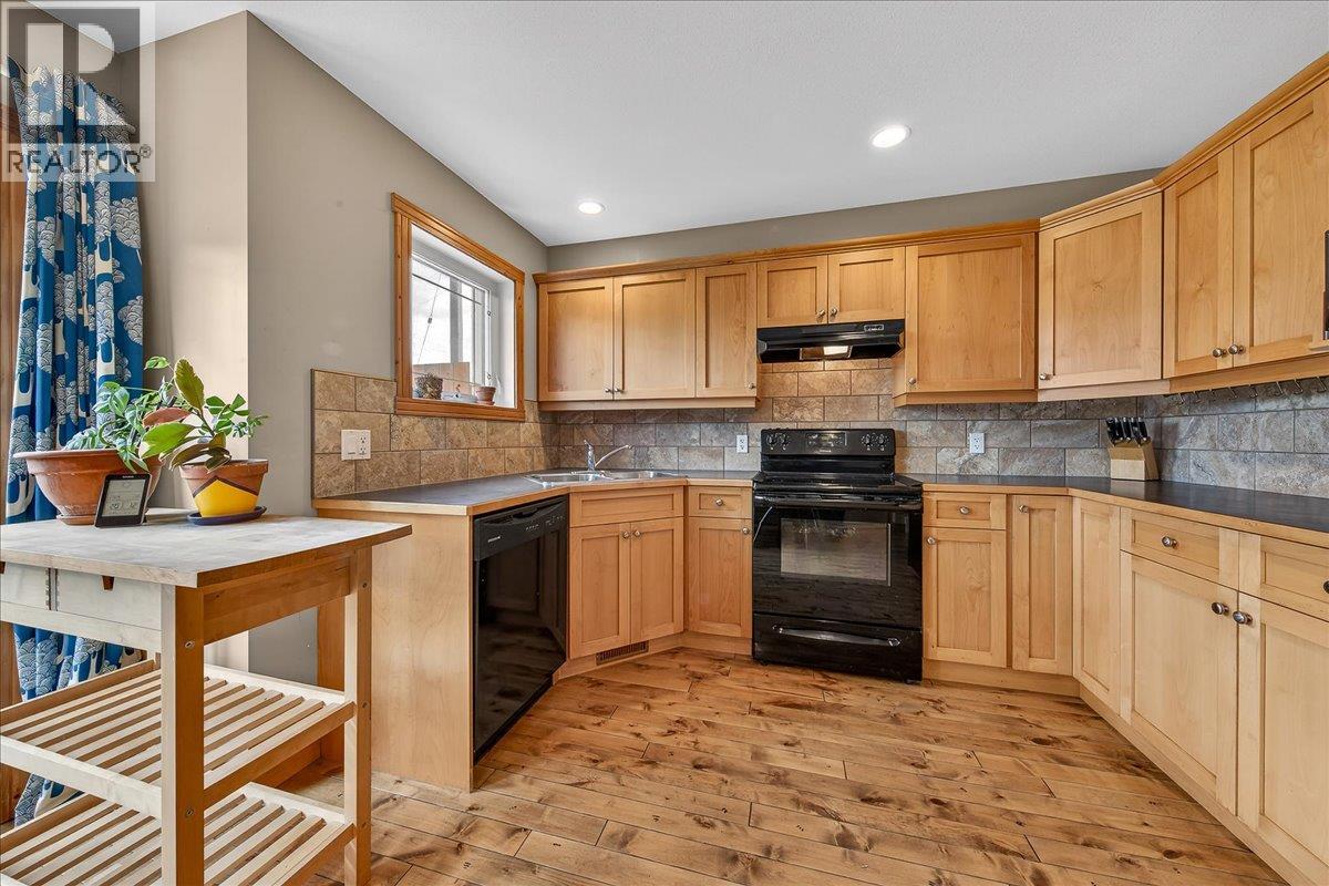  803 10th Avenue, Invermere