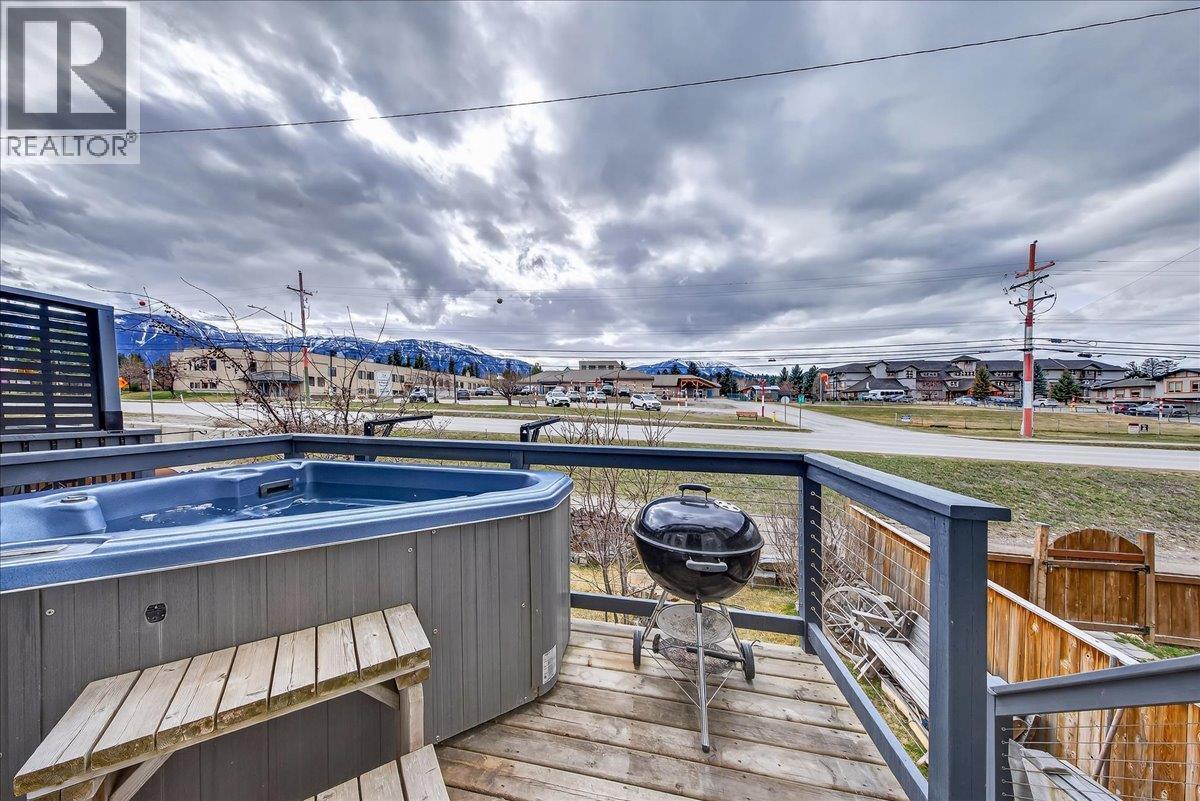  803 10th Avenue, Invermere