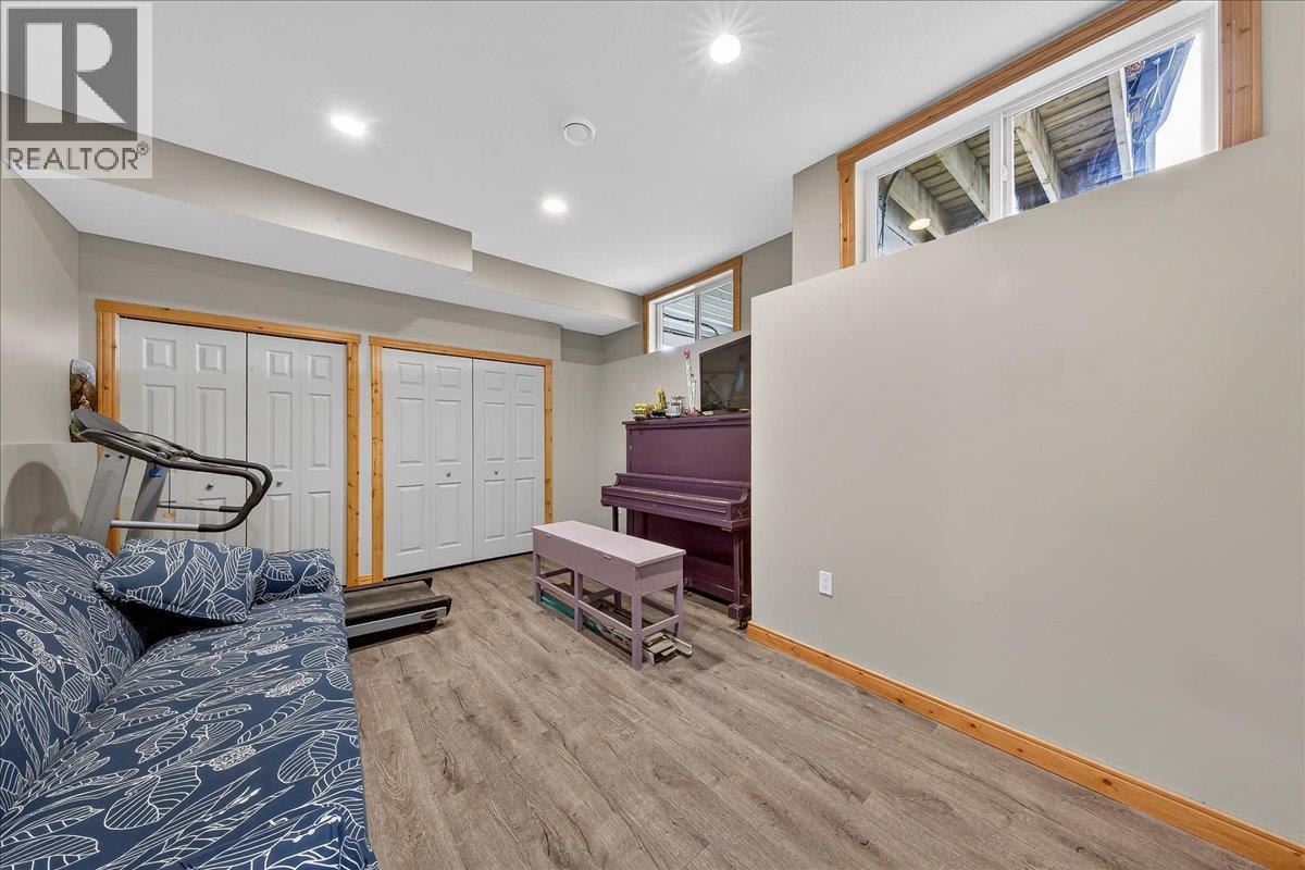  803 10th Avenue, Invermere