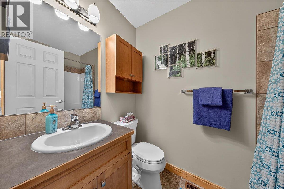  803 10th Avenue, Invermere