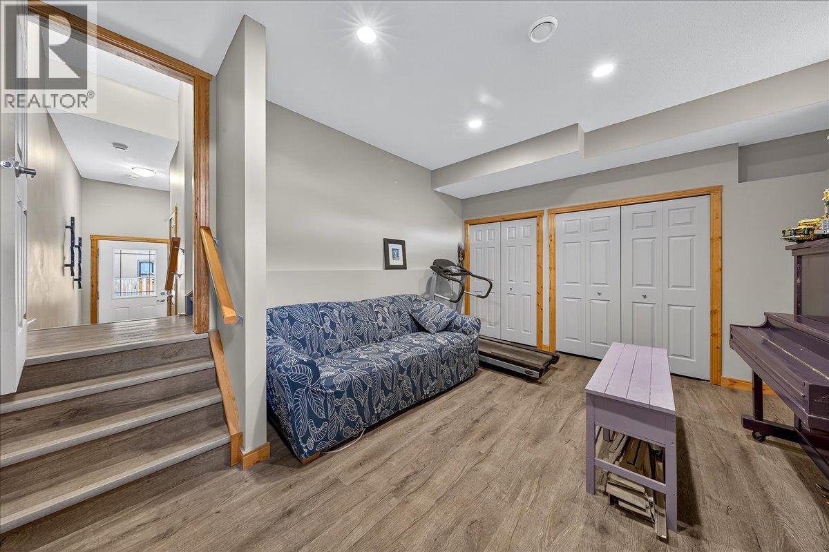  803 10th Avenue, Invermere