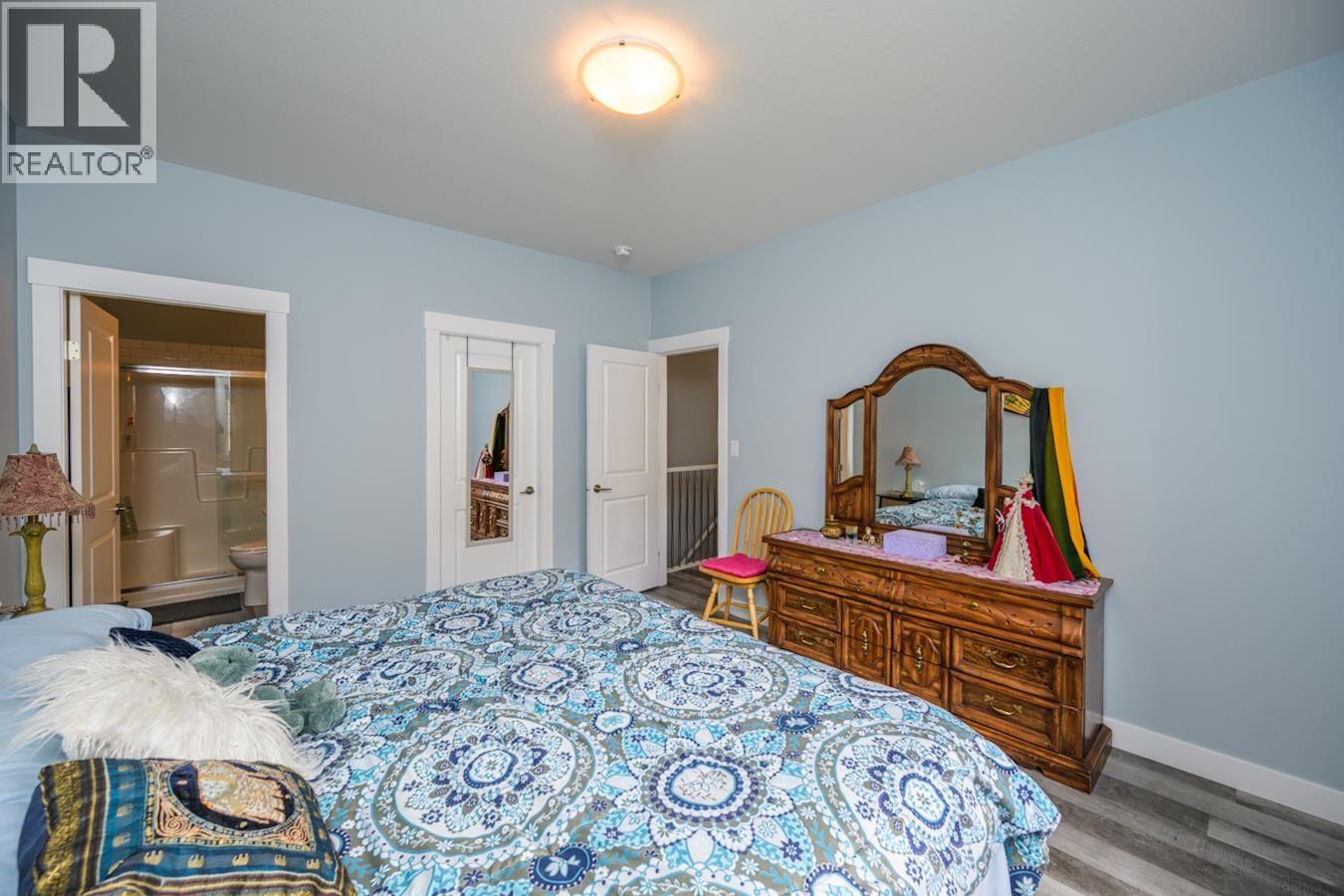 #402 2425 ROWE STREET - 26