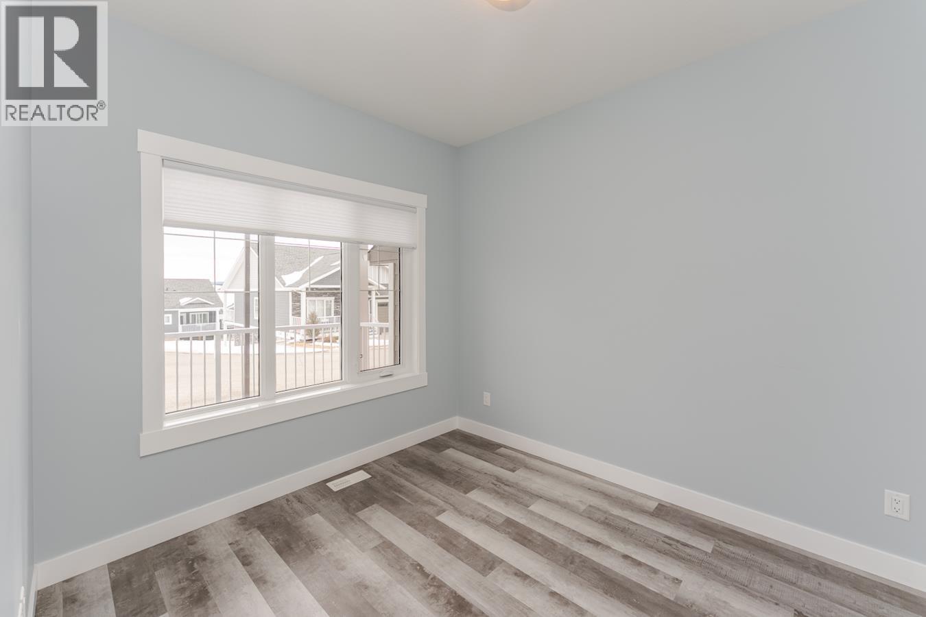 #402 2425 ROWE STREET - 11