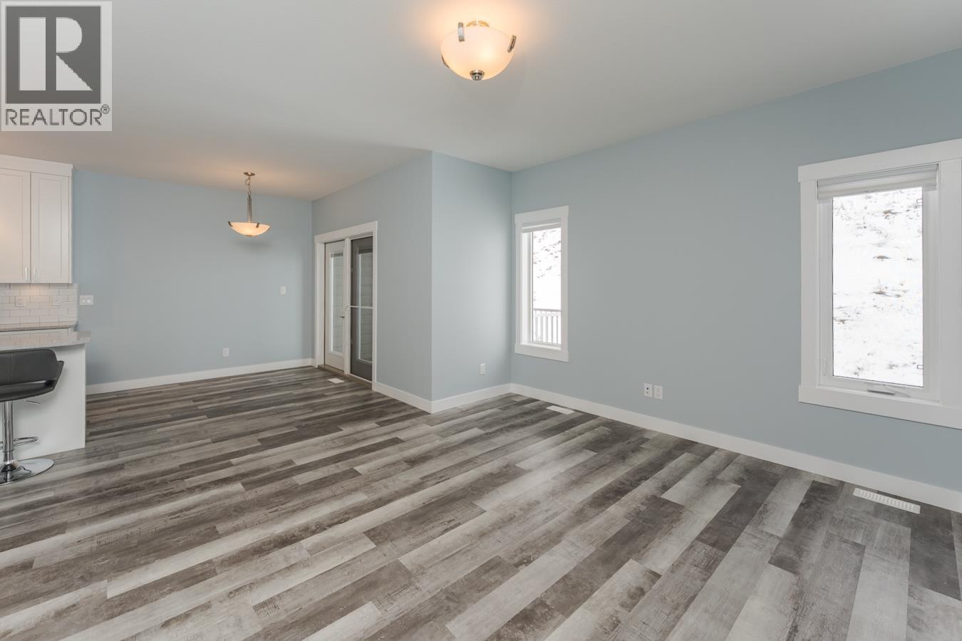 #402 2425 ROWE STREET - 5