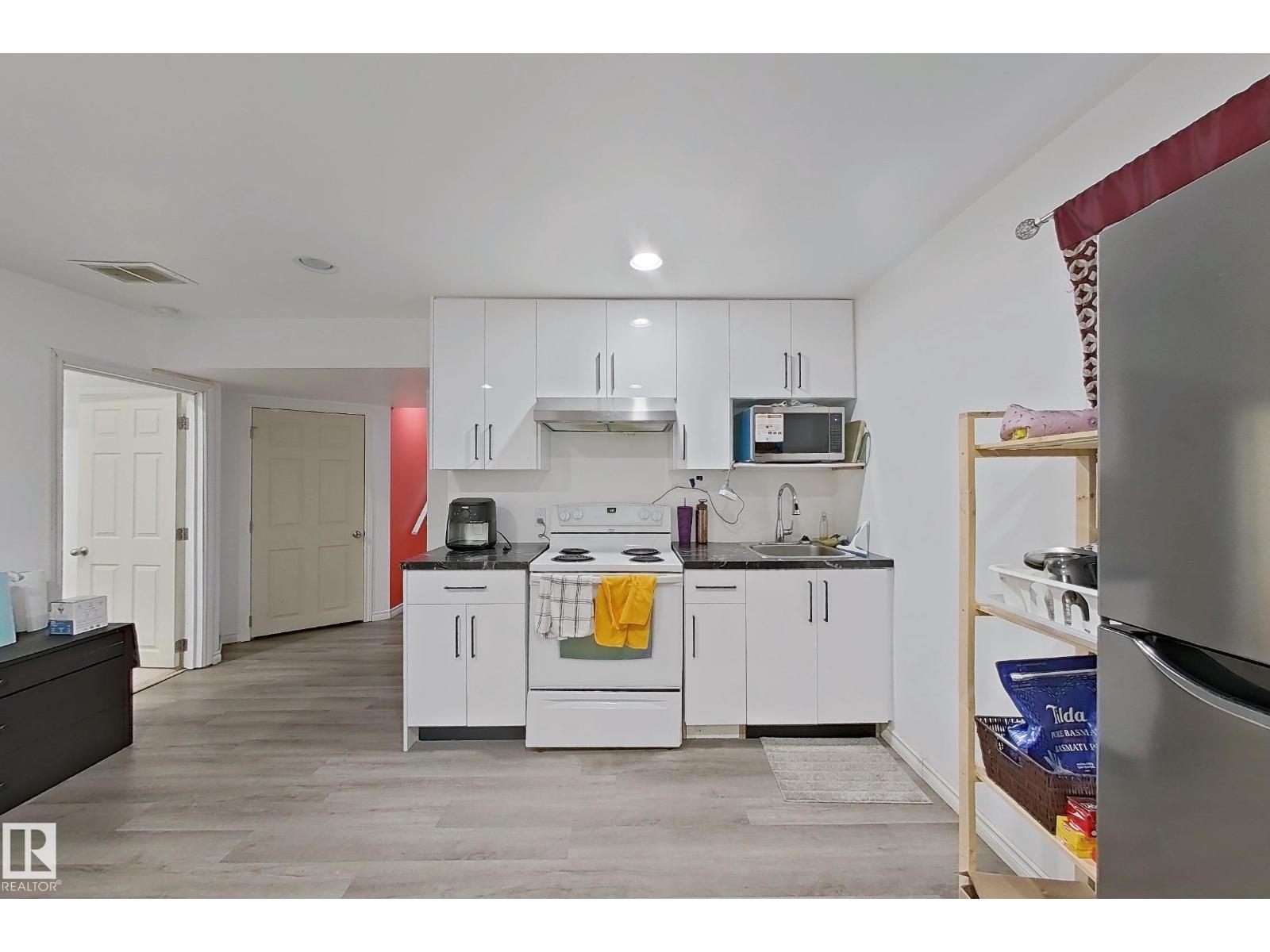 3120 25 AV NW NW, Edmonton