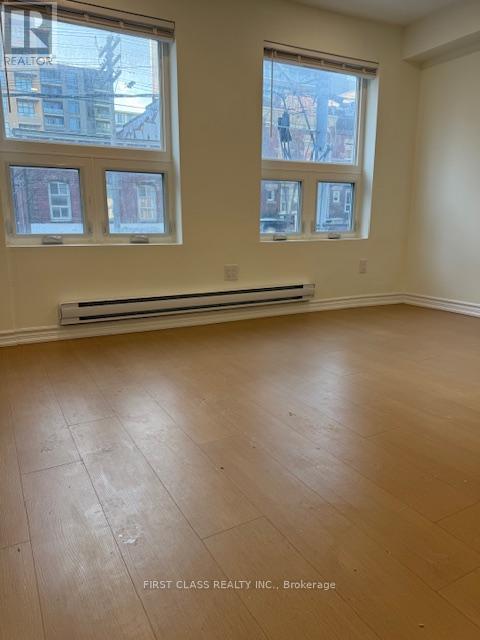 Listing photo of 404 QUEEN STREET W