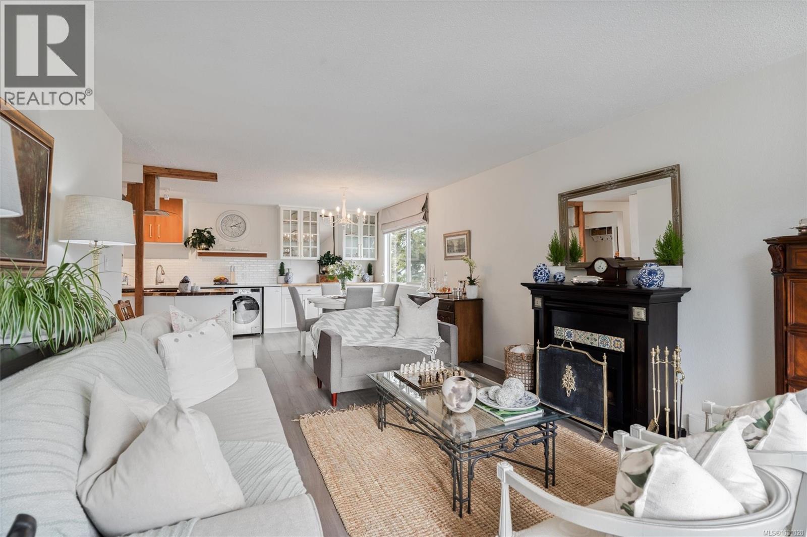 304 2427 Amherst Avenue, Sidney