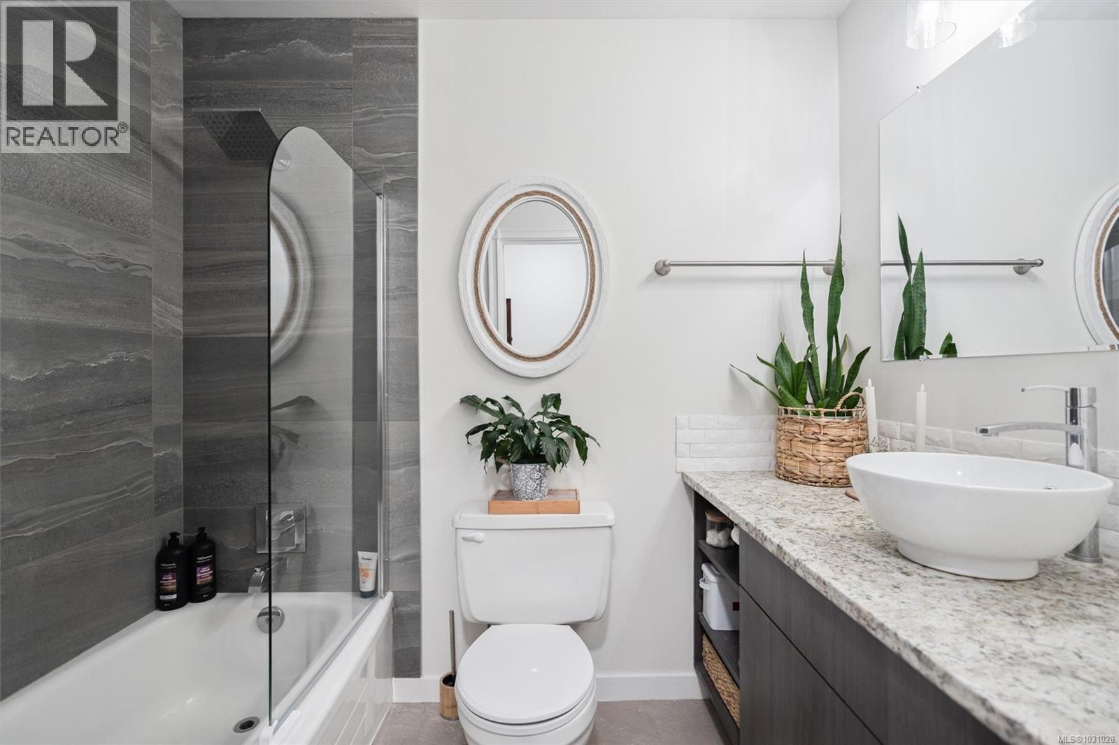 304 2427 Amherst Avenue, Sidney