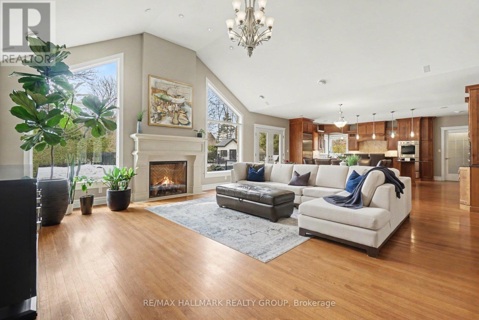62 REBECCA CRESCENT - 21