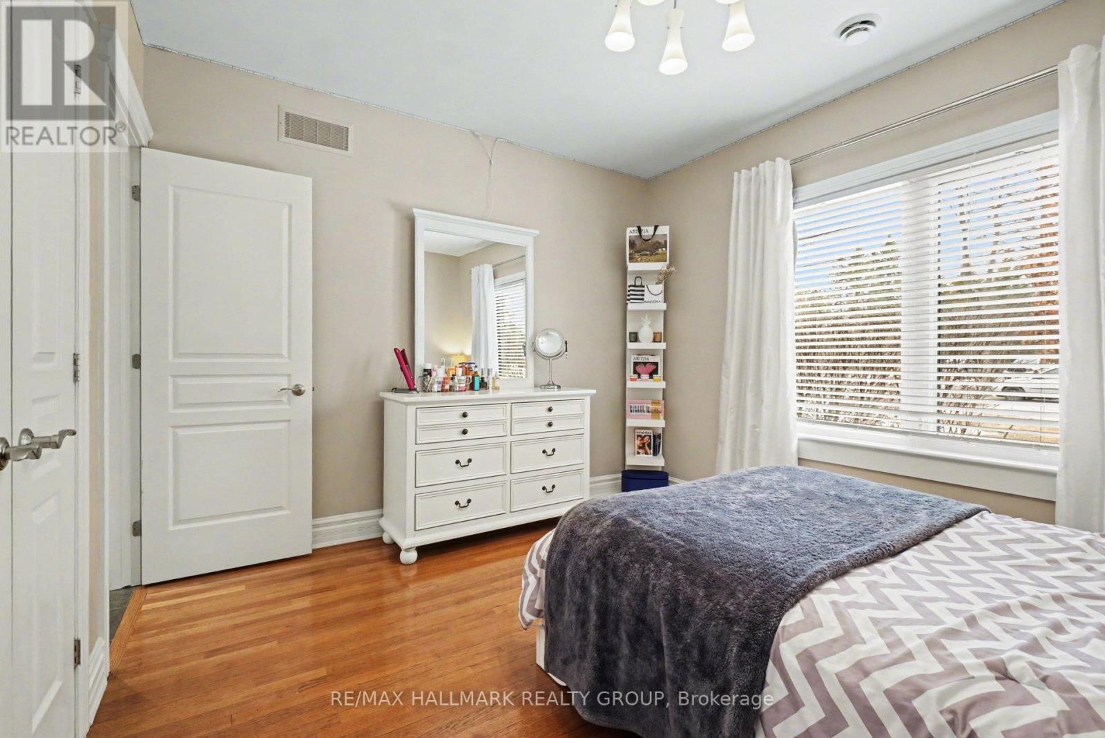 62 REBECCA CRESCENT - 31
