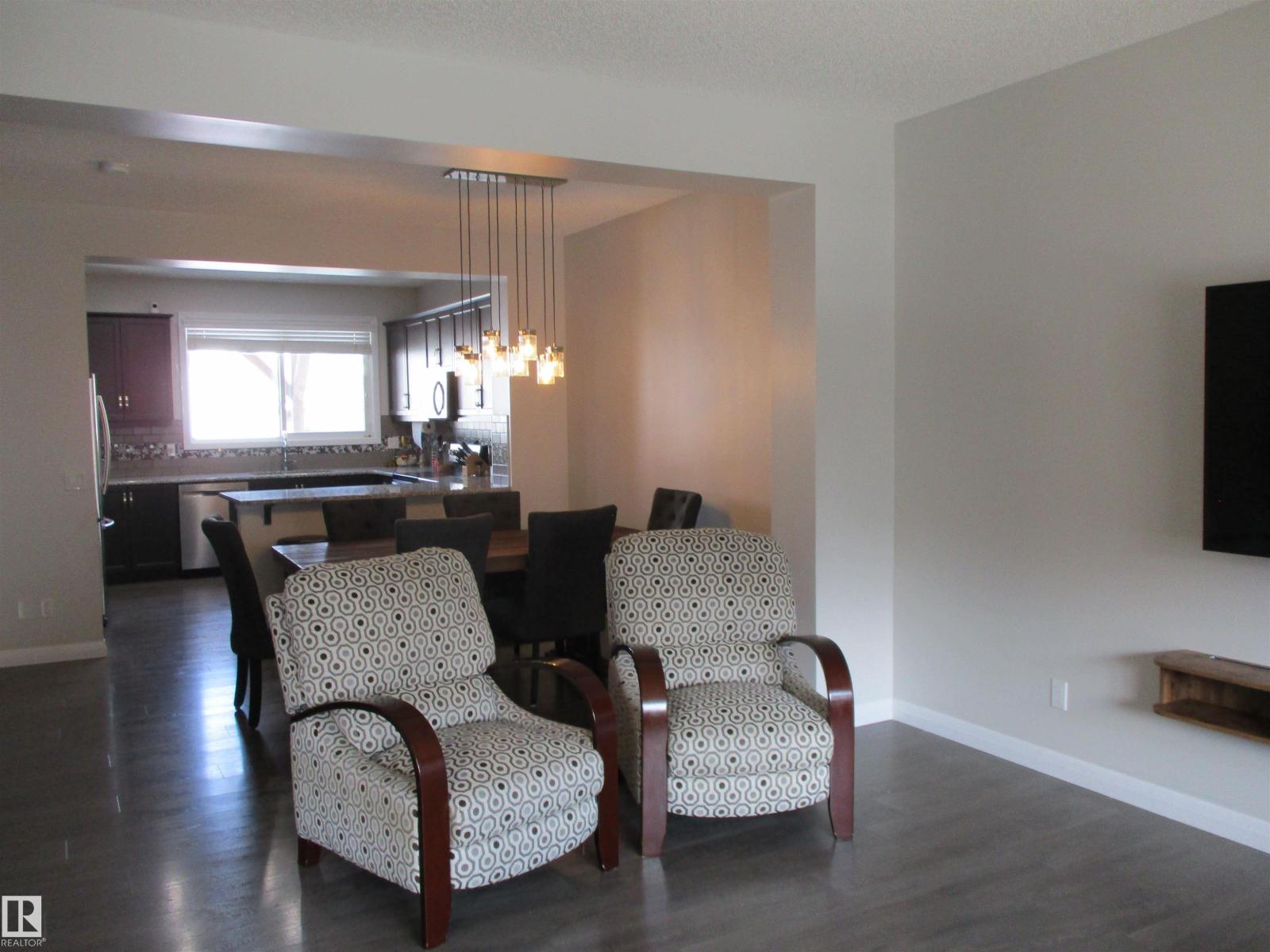 8428 24 AV SW SW, Edmonton