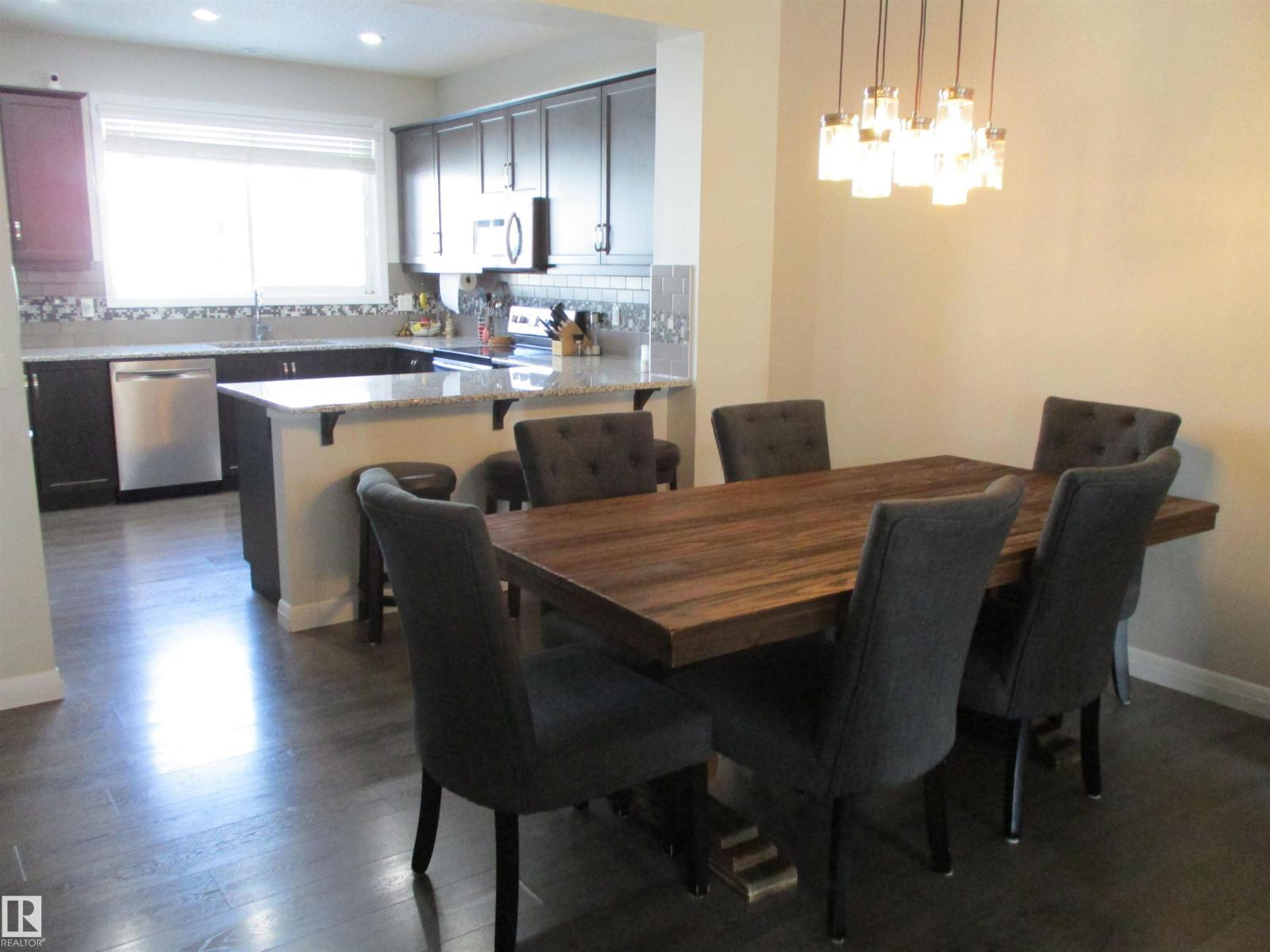 8428 24 AV SW SW, Edmonton