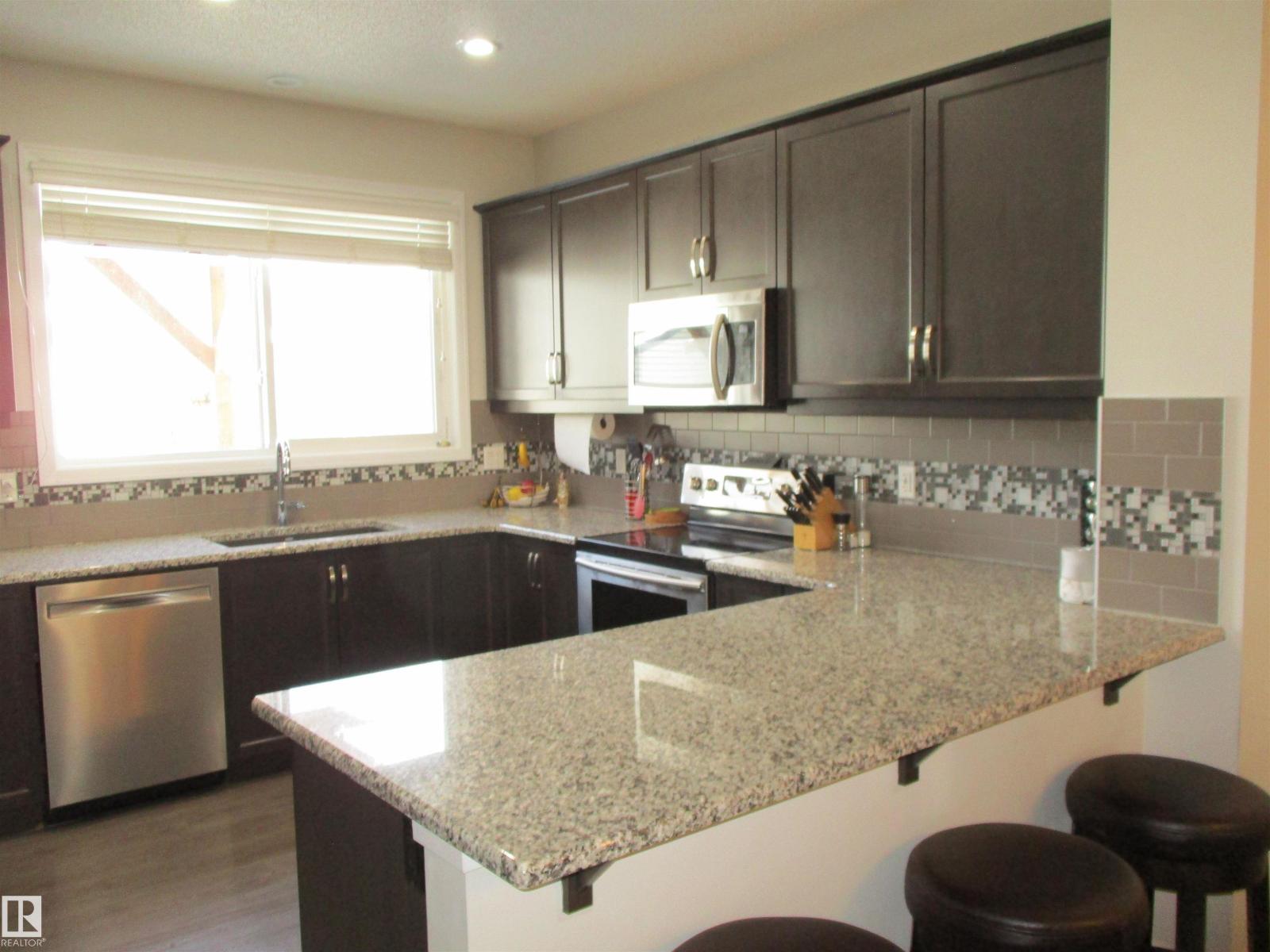 8428 24 AV SW SW, Edmonton